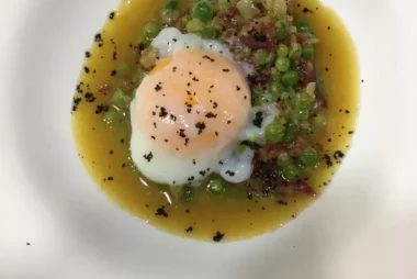 Huevo y guisantes con jamón Del Río Restaurante