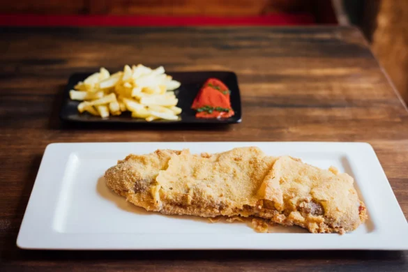 Cachopo con Patatas Fritas y Pimientos